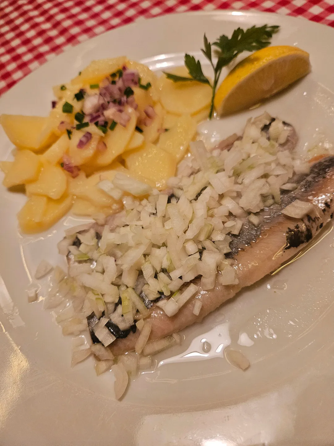 Śledź atlantycki z sałatką ziemniaczaną