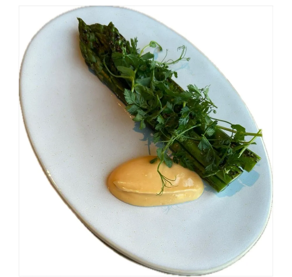 Zielone szparagi, ,,aioli" krewetkowe, kiełki groszku