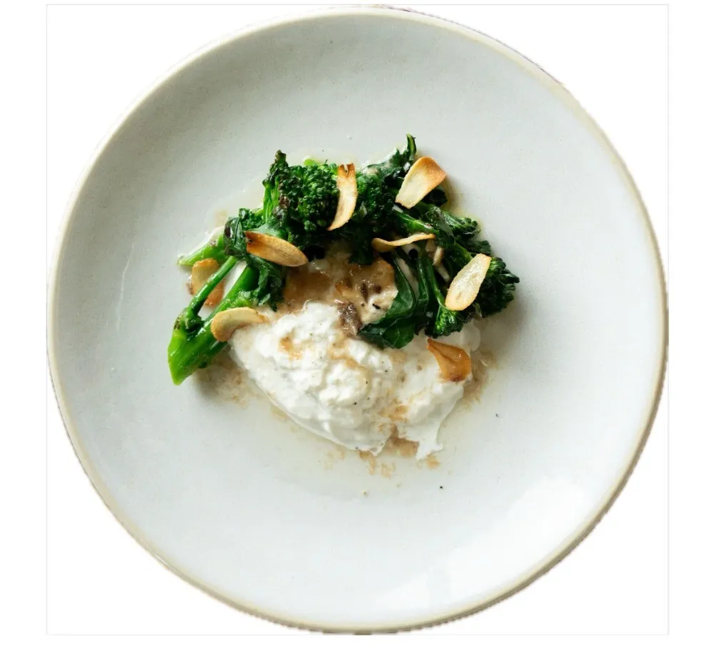 Burrata, bimi, anchois, suszony czosnek