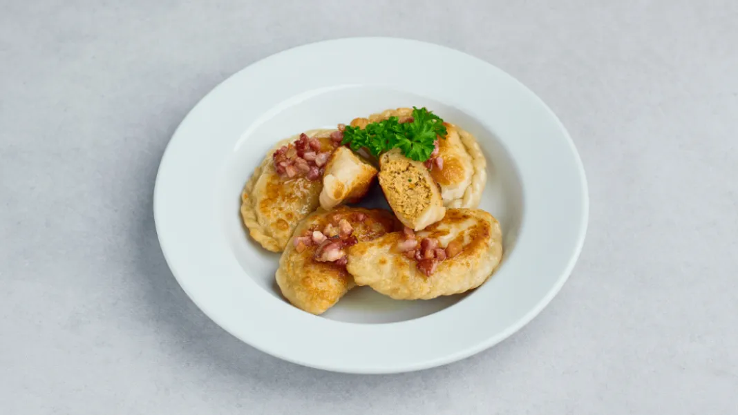 Pierogi z mięsem z zasmażaną cebulką i boczkiem