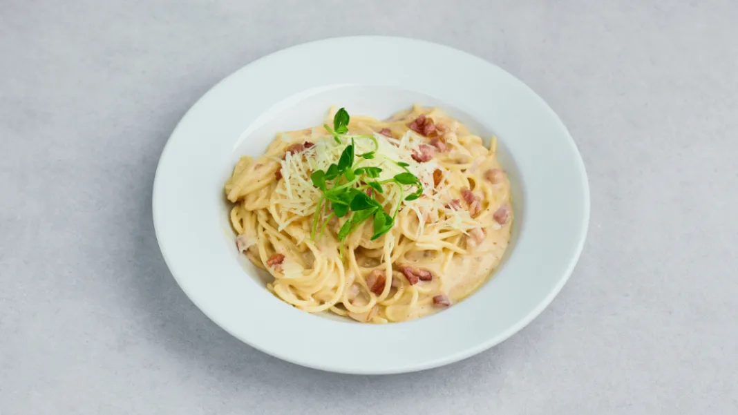 Spaghetti Aglio Olio e Peperoncino z suszonymi pomidorami i oliwkami