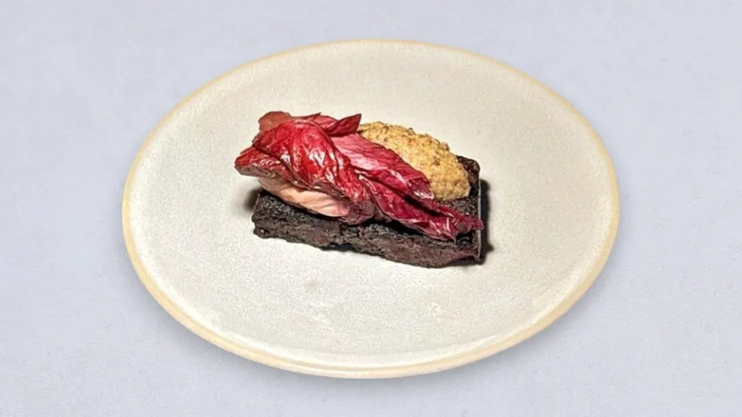 Kaszanka, żółtko confit, piklowane białe szparagi