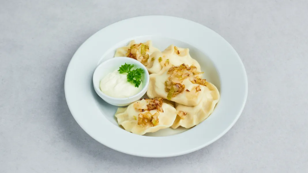 Pierogi ruskie z serem i ziemniakami, z zasmażaną cebulką