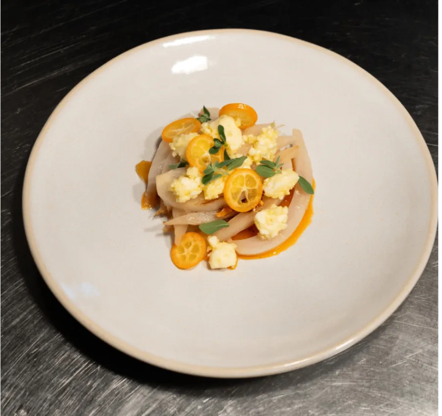Fenkuł, marmolada z kumkwatu, feta, olej chilli (V)