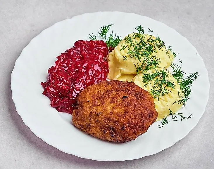 Kotlet mielony z ziemniakami i buraczkami + zupa