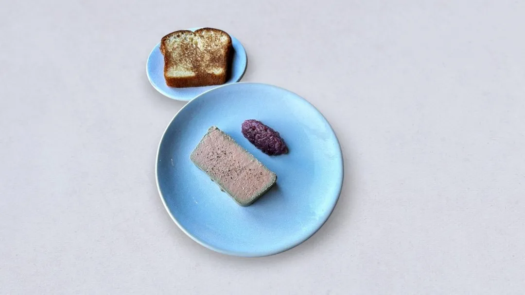 Pasztet z kurzych wątróbek, konfitura z czerwonej cebuli, brioche
