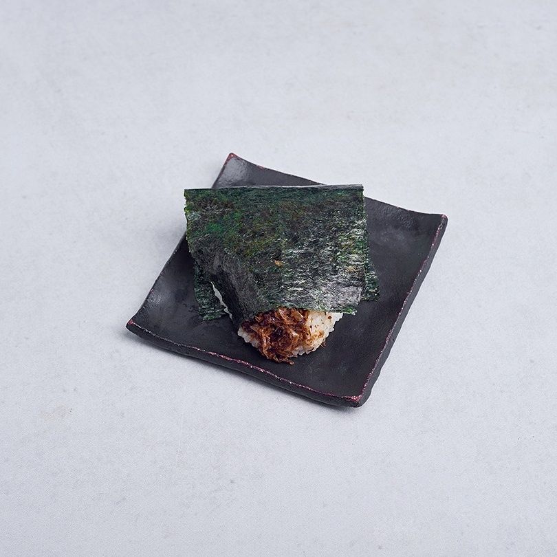 Onigiri z marynowaną śliwką