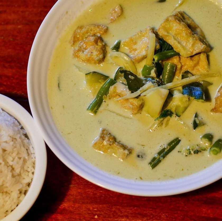 Thai red / green curry with bamboo shoots, green beans, zucchini, fresh basil, coconut milk and tofu / chicken / shrimp / duck