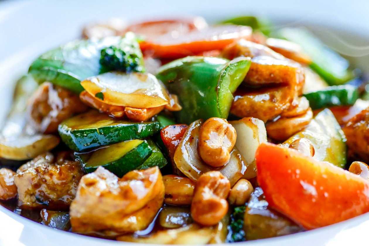 Cashews with vegetables, Thai aromatic traditional sauce and Tofu / Chicken / Shrimp