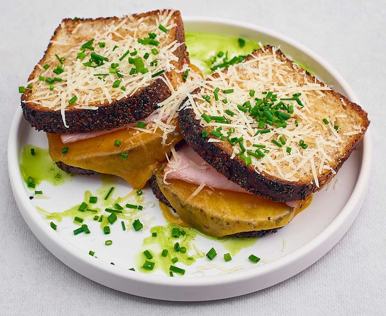 Grillowane tosty z szynką i serem