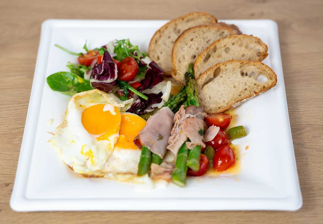 Po Prostu Breakfast with Asparagus