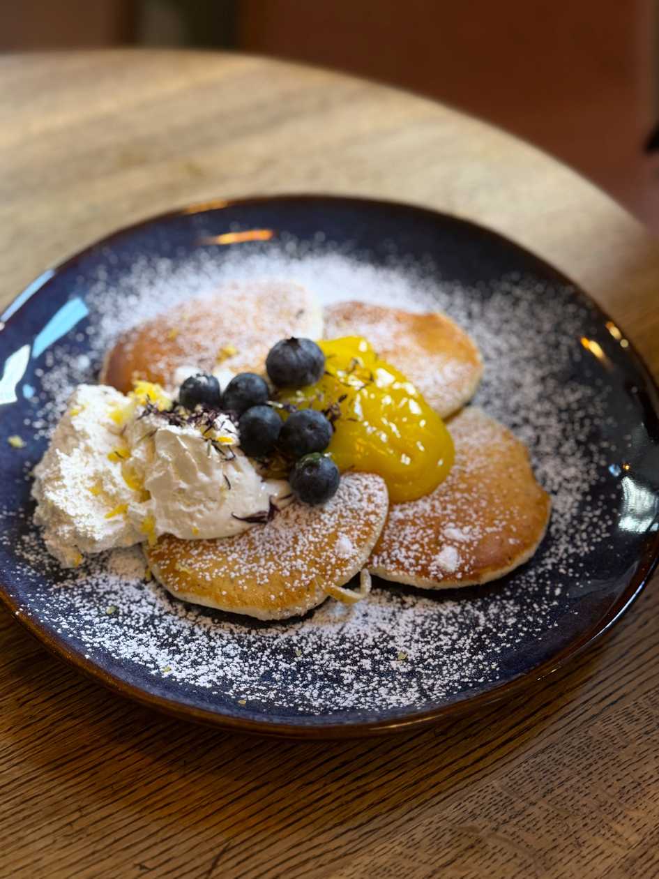 LEMON POPPY SEED PANCAKES WITH LEMON CURD (V)