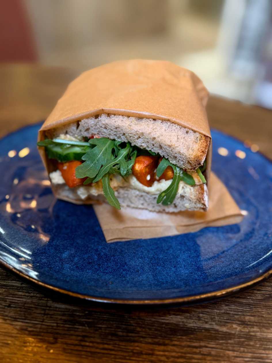 HUMMUS & HARISSA SANDWICH (V)