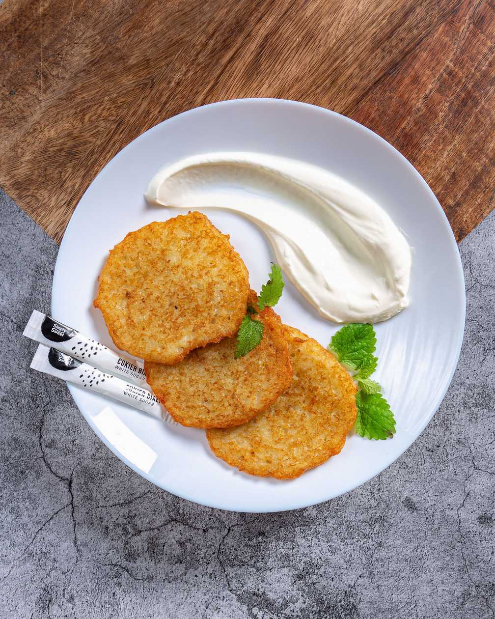 Potato pancakes with sour cream 4 pieces.