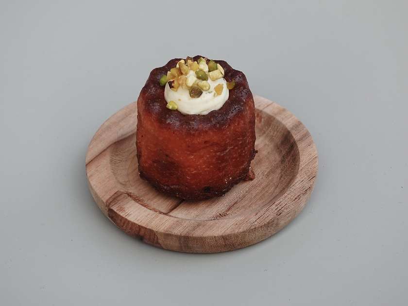 Canelé pistacja-biała czekolada