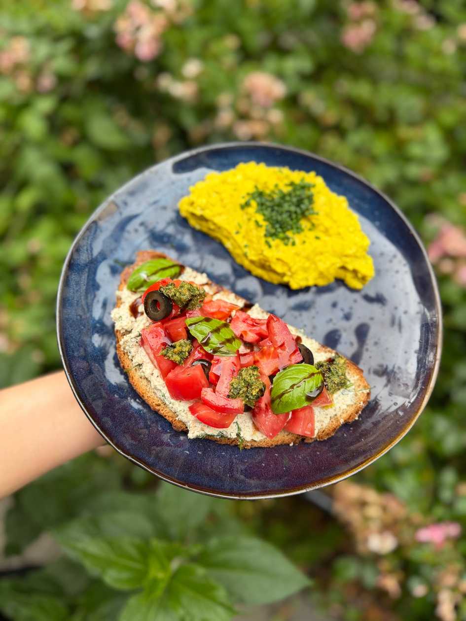 TOAST WITH SCRAMBLED TOFU, BURRATA & TOMATOES 43,- (V)