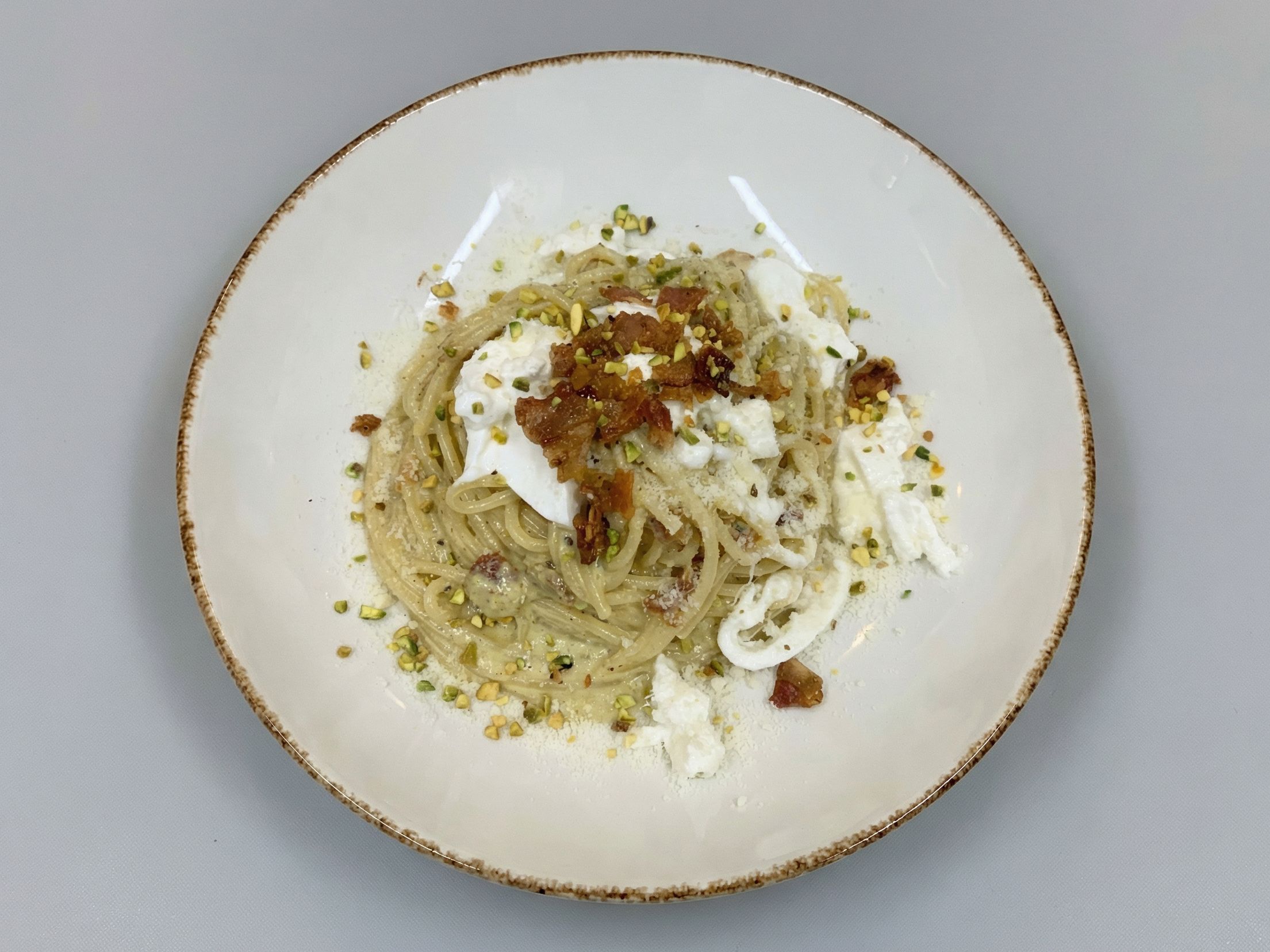 Spaghetti al pesto di pistacchio e stracciatella
