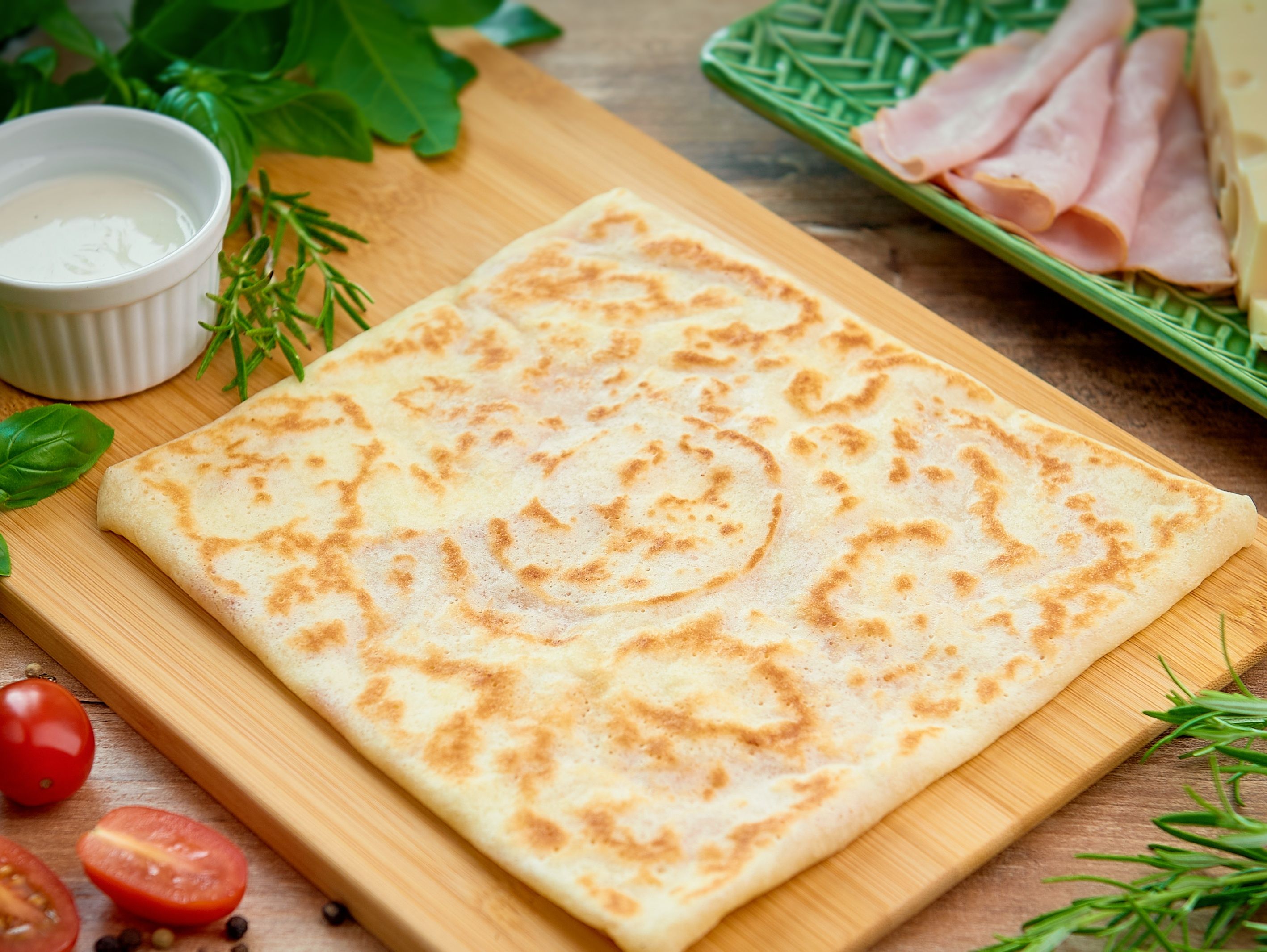 Naleśnik wytrawny z szynką i pieczarkami