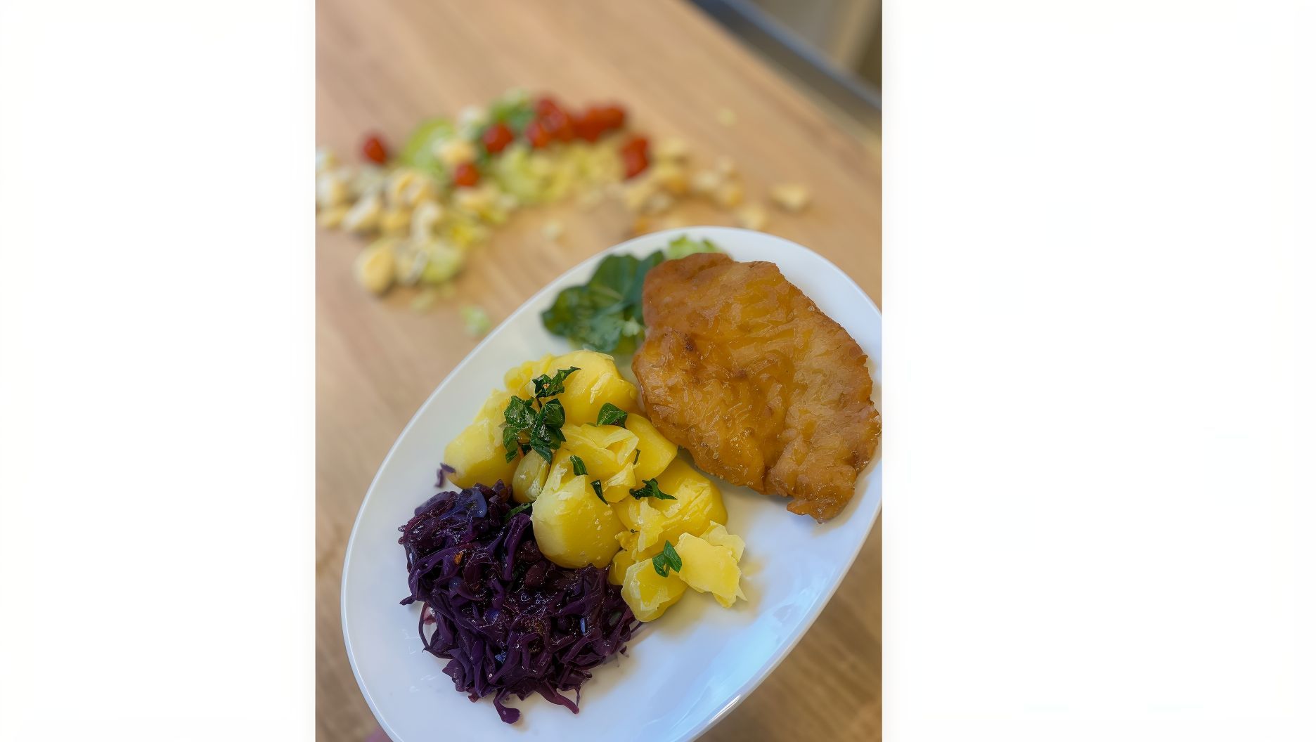 Kotlet schabowy z ziemniakami i surówką