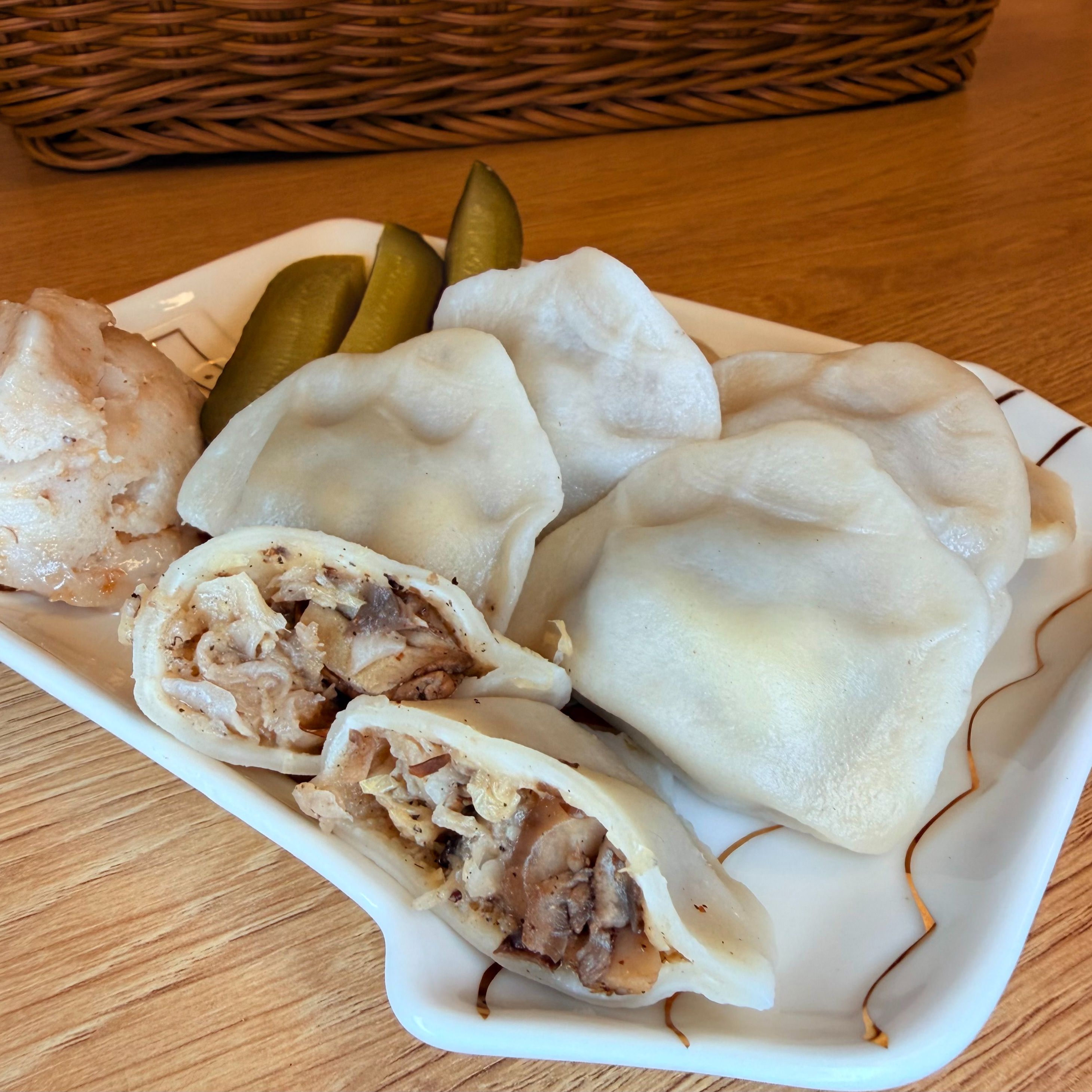 Zestaw pierogi z kapustą i grzybami