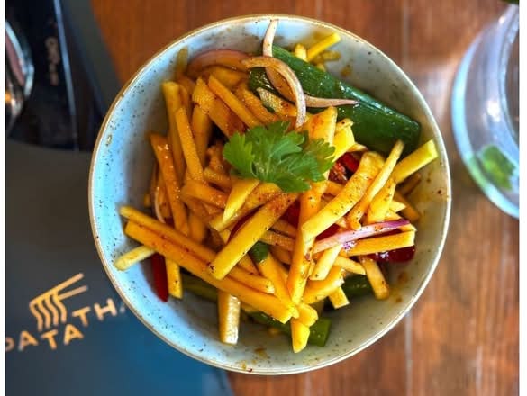 Sałatka z mango, cebula czerwona, kolendra i chili