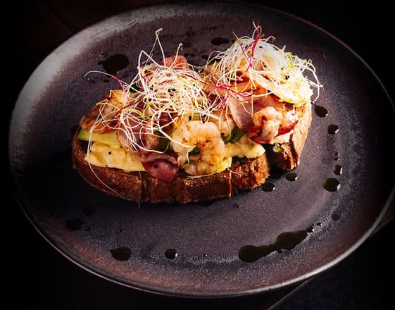 French Toast z Jajecznicą, Bekonem i Krewetką