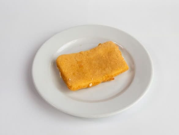 Plaster smażonego żółtego sera