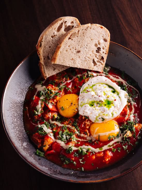 Shakshuka z Burratą i Tahini
