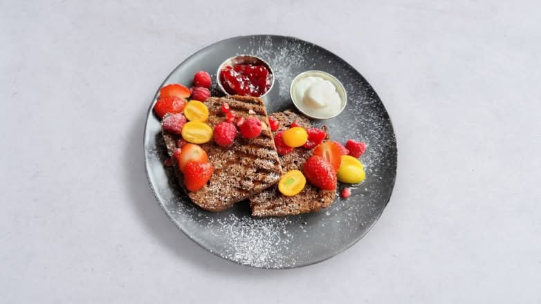 Chlebek Bananowy Grilowany z Owocami
