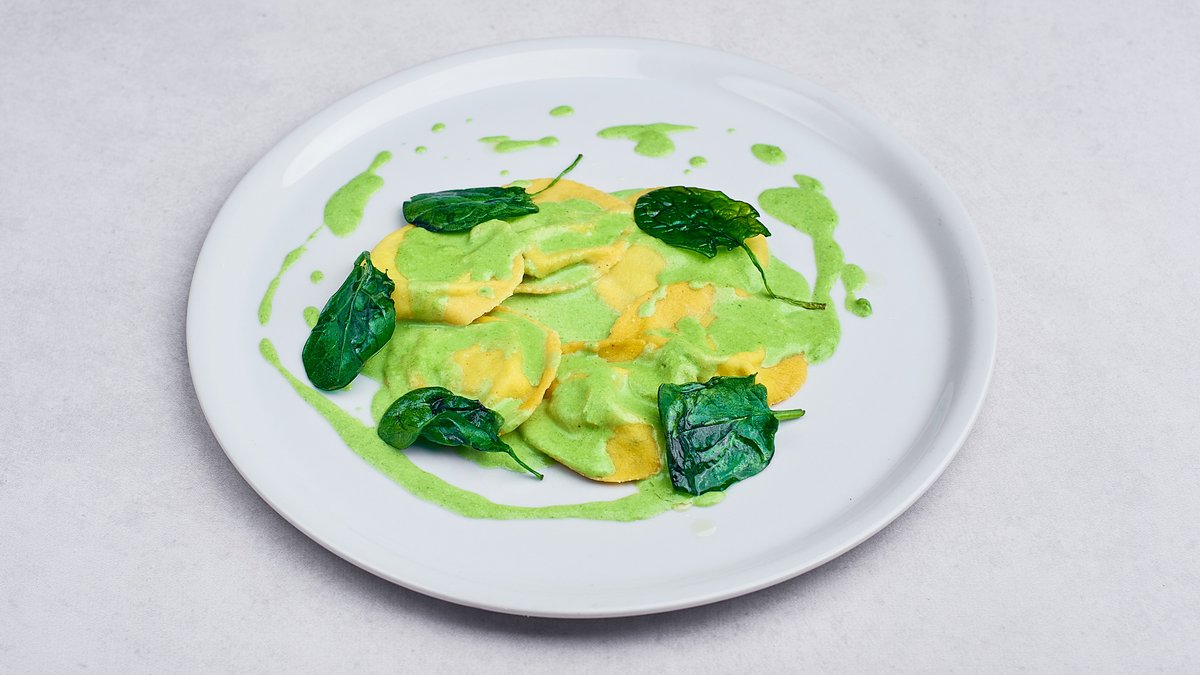 Ravioli alla senese fatti a mano ripieni di spinaci e ricotta serviti in delicat