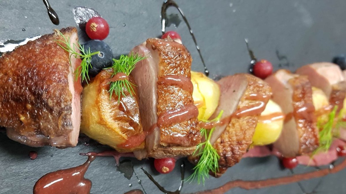 Petto d'anatra in una delicata salsa di frutti di bosco con patate
