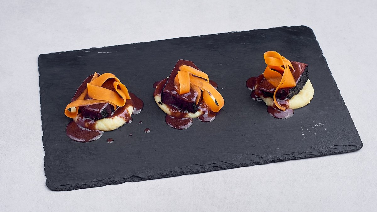 Guance di manzo al Barolo servito con purre di patate e crema di carote