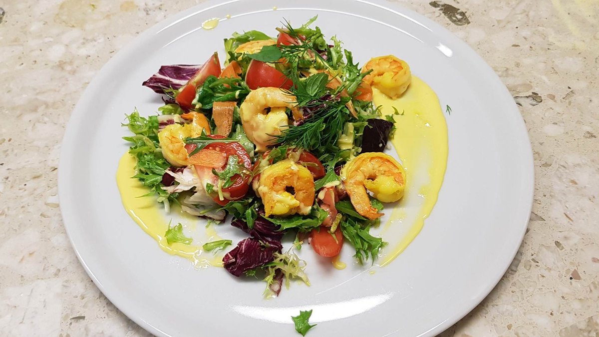 Insalata con gamberi in cremosa salsa allo zafferano e pomodorini Pachino