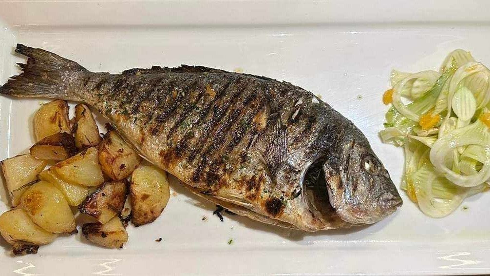Orata / branzino alla griglia con insalata di finocchi e patate arrosto