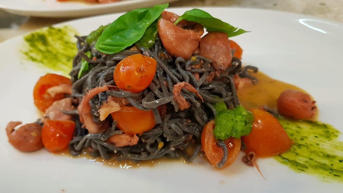Tagliolini di sfoglia fatta a mano al nero di seppia con moscardini, pomodorini