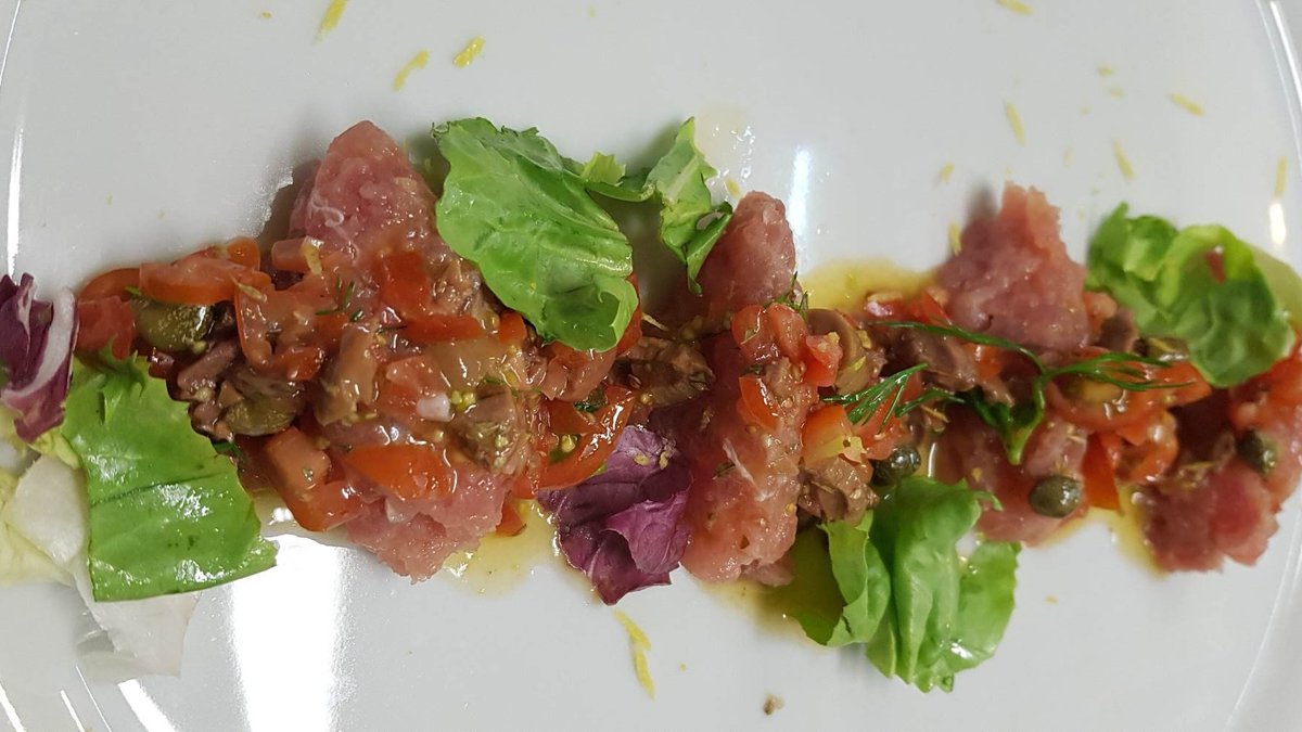 Tartara di tonno alla siciliana - tonno, capperi, olive, pomodorini pachino e or