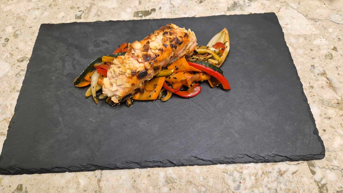 Salmone al forno con verdure grigliate e patate arrosto