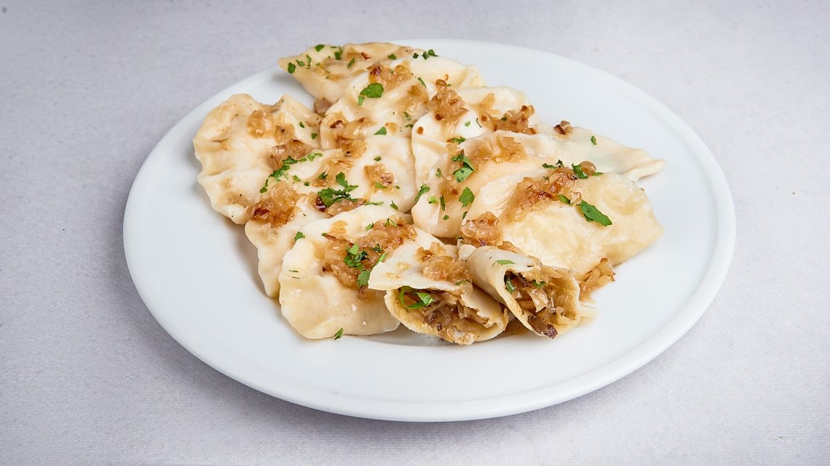 Pierogi z kapustą i grzybami z zasmażaną cebulką