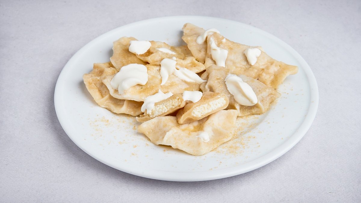 Pierogi z białym serem i malinami