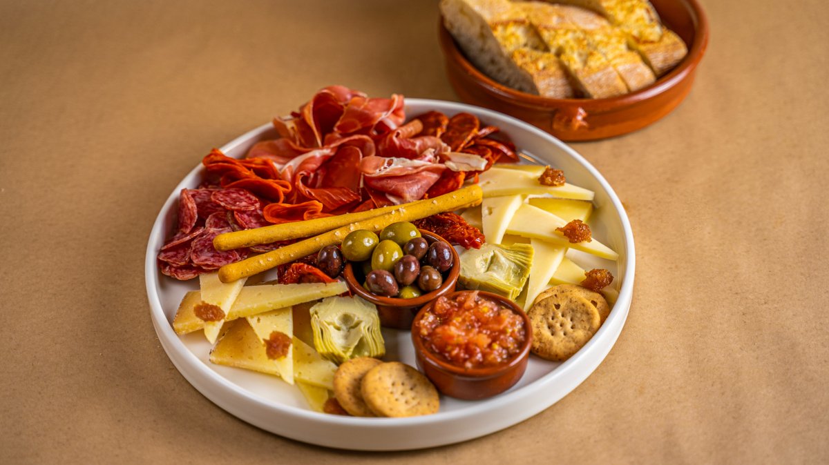 Plato de queso y embutido