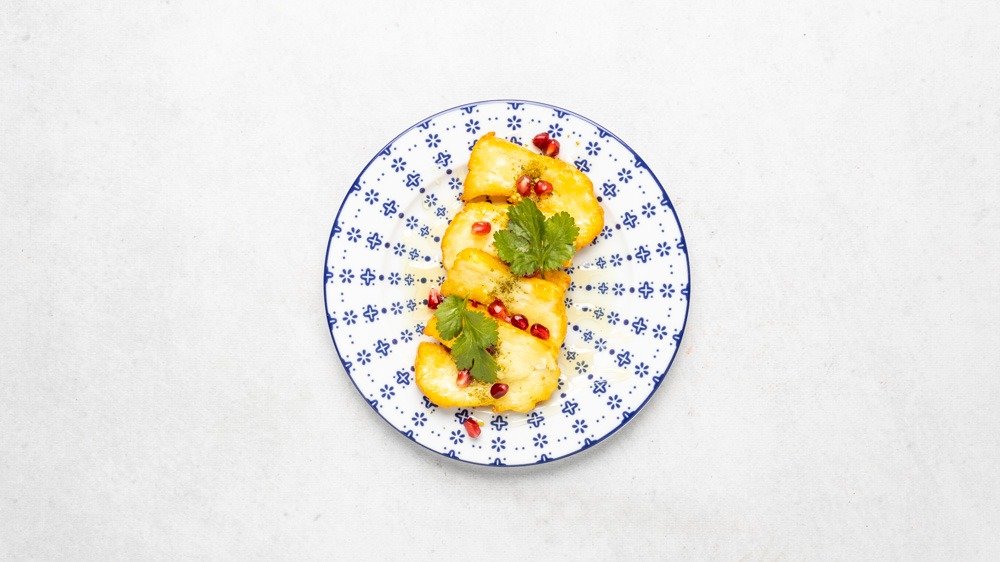 Smażone halloumi z miodem, oliwą i zatarem