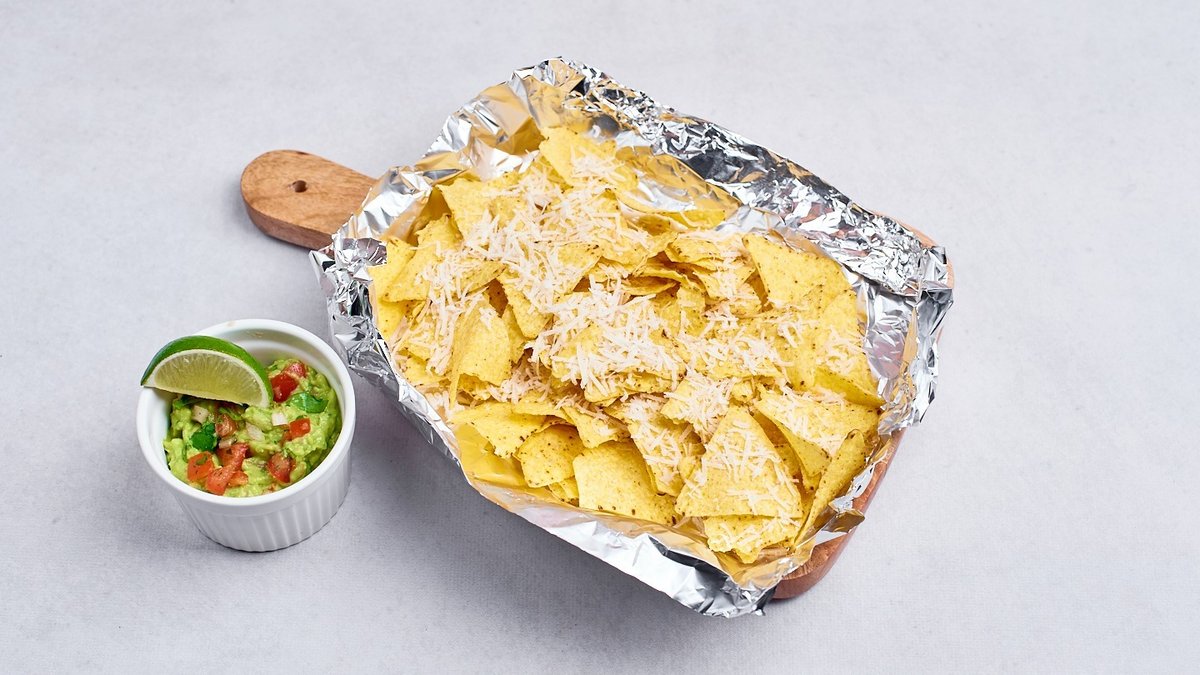Nachos z domową salsą pomidorową