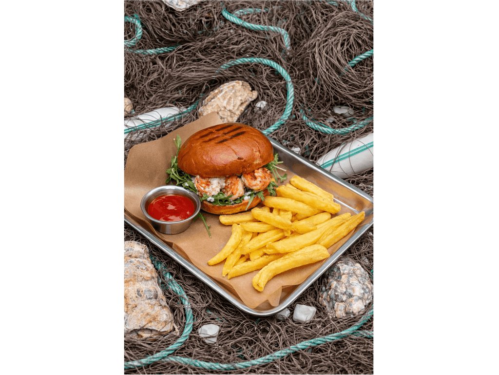 WT Burger z krewetkami, sosem bazyliowym i frytkami