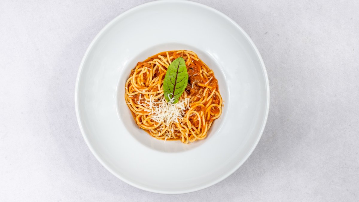 Spaghetti bolognese z surówką