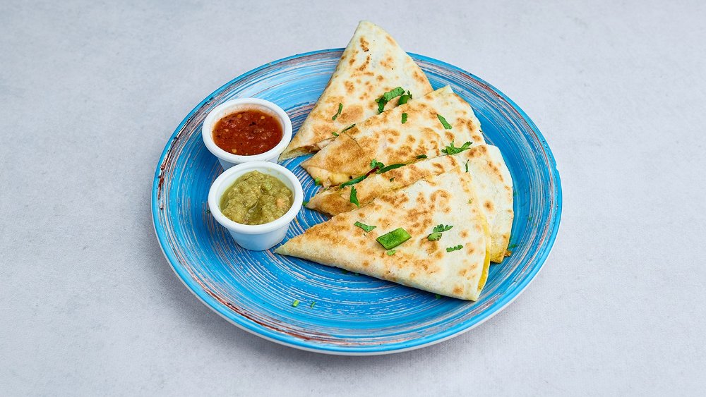 Tinga de pollo QUESADILLA