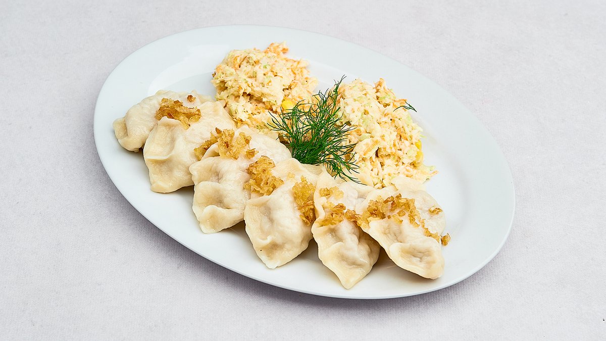 Pierogi z mięsem z surówką